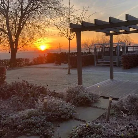 Tranquil Group Retreat In Nature *